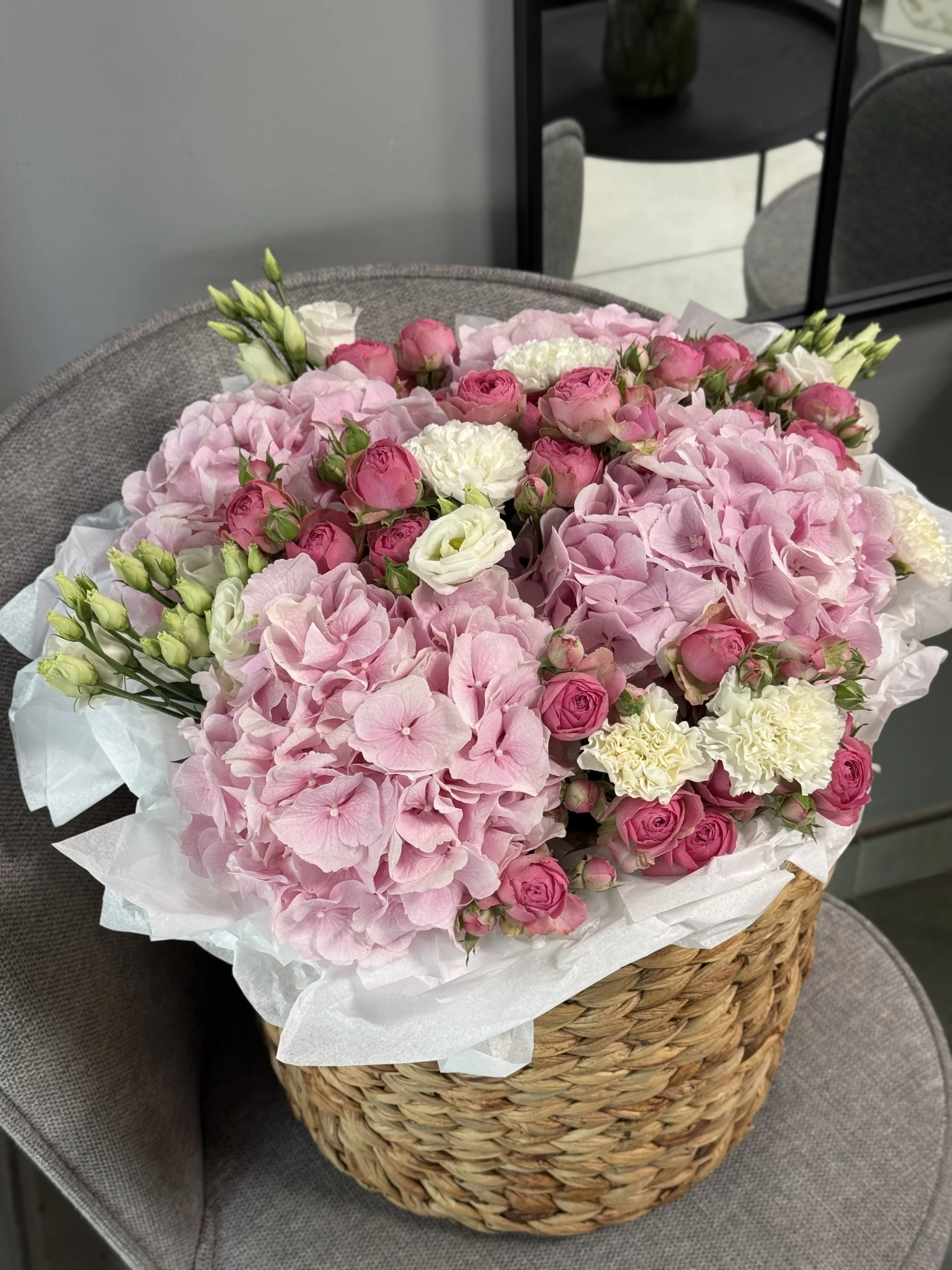 basket-arrangement-asti:-flowers-that-make-the-heart-beat-faster